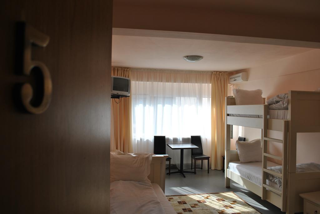 بوخارست Vogue Hostel الغرفة الصورة